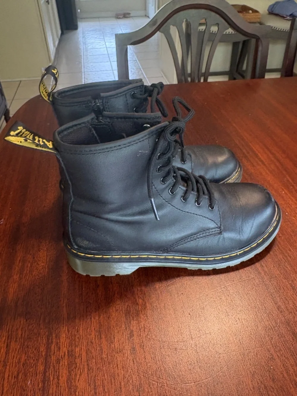 Ecu Doc Martins. Black Big Kid 4 M